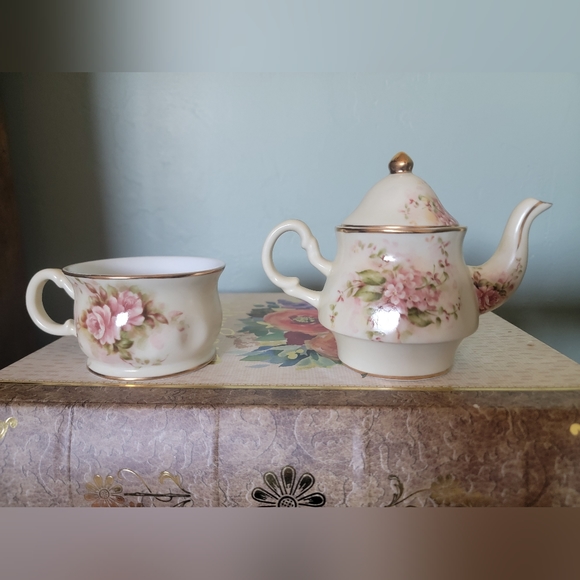 "tea for one" teapot and cup from The Chantilly Tea Room - Picture 4 of 6